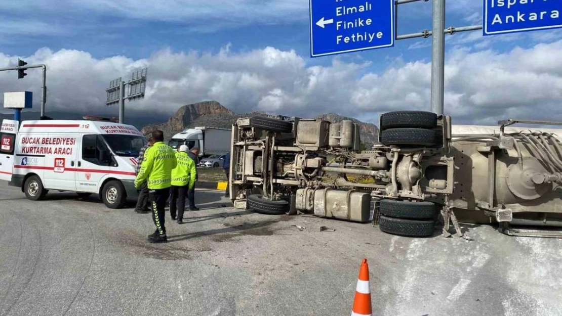 Burdur'da kontrolden çıkan tır devrildi: 1 yaralı