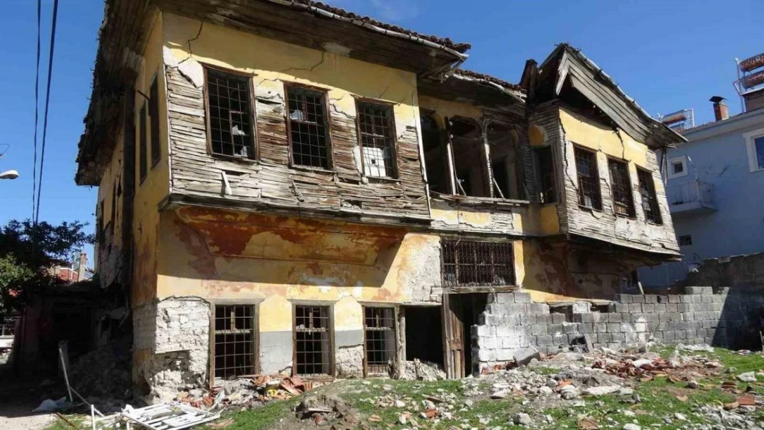 Burdur'da onlarca başvuruya rağmen tedbir alınmayan metruk bina tehlike saçıyor