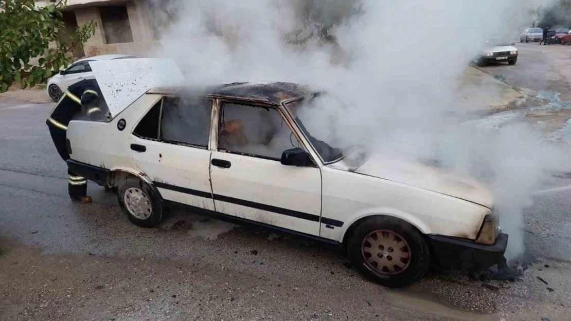 Burdur'da seyir halinde iken yanan otomobil kullanılamaz hale geldi