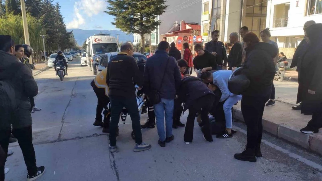 Burdur'da seyir halindeki otomobil önce yola fırlayan çocuğa, sonra arkasından gelen otomobile çarptı