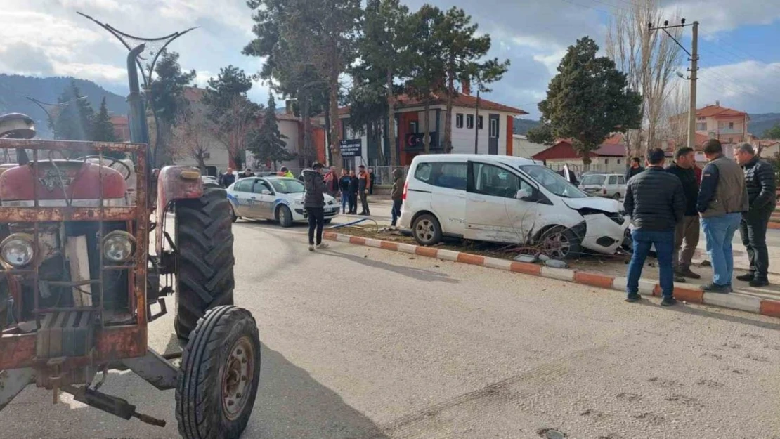 Burdur'da traktör ile hafif ticari araç çarpıştı: 1 yaralı