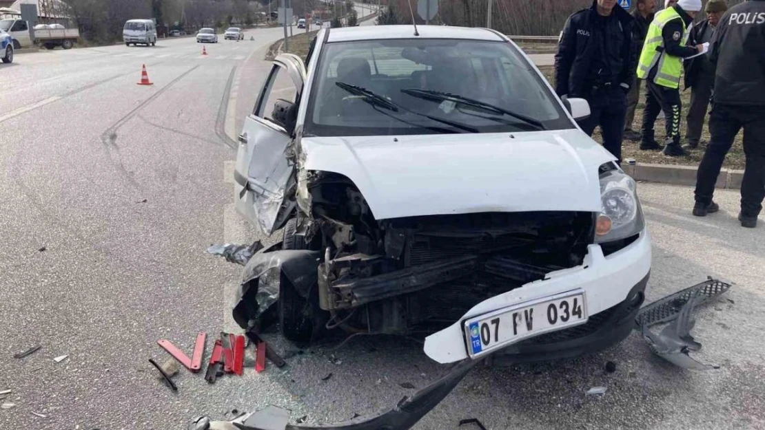 Burdur'da traktör otomobille çarpıştı: 2 yaralı