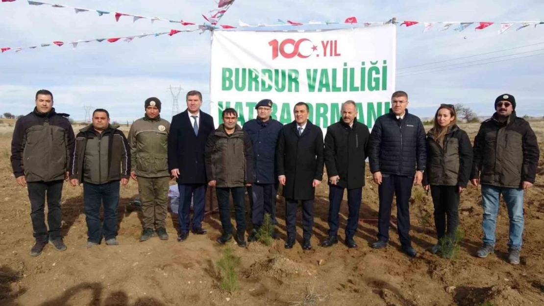 Burdur'da Valilik 100'üncü Yıl Hatıra Ormanı'nda bin fidan toprakla buluştu