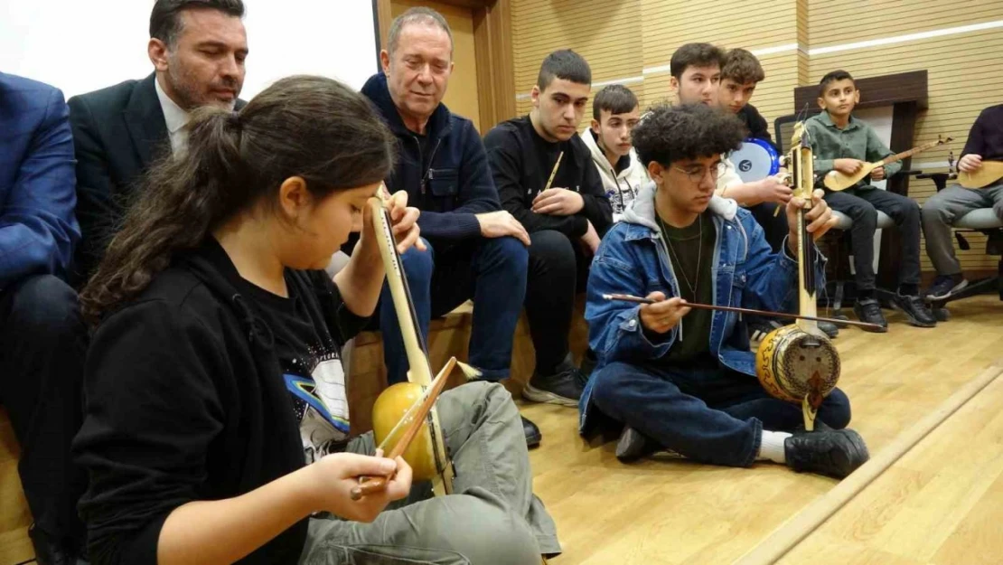 Burdur'da yöresel halk müziğinin yeni nesillere aktarılması için kurs açıldı