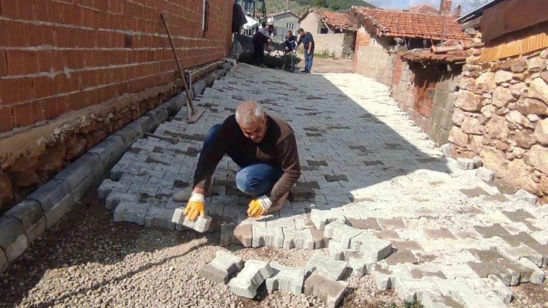 Burhaniye genelinde yol çalışmaları sürüyor