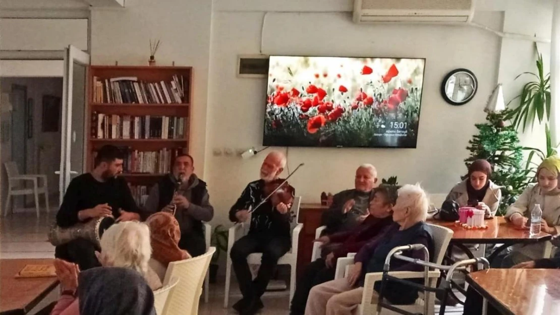 Burhaniye MYO'dan büyüklerimize müzik ziyafeti