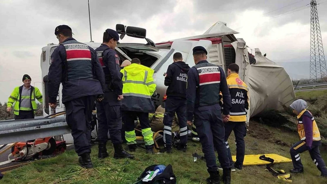 Bursa'da devrilen tırın sürücüsü yaralandı