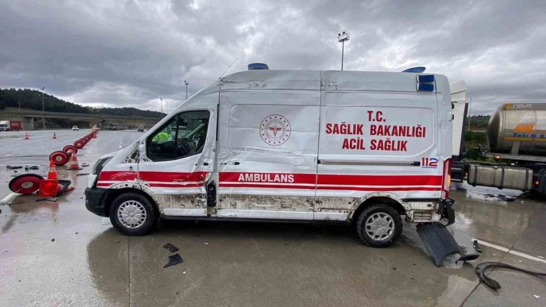 Bursa'da hastaneden dönen ambulansa tır çarptı