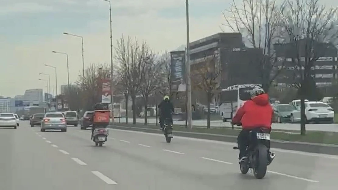 Bursa'da motosikletli iki kafadarın trafikteki tehlikeli hareketleri kamerada