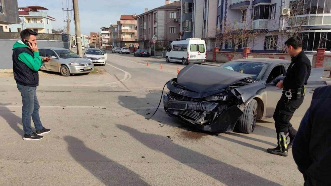 Bursa'da otomobiller çarpıştı: 1 yaralı