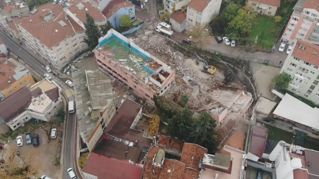 Bursa'daki deprem sonrası yetkililer harekete geçti, tarihi okul yıkılıyor