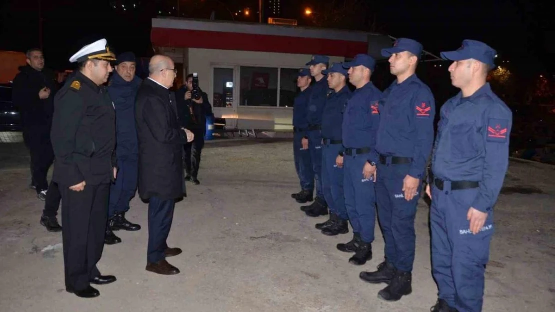 Bursa Valisi Demirtaş, yeni yıla kontrol noktasındaki polis ve askerler ile girdi