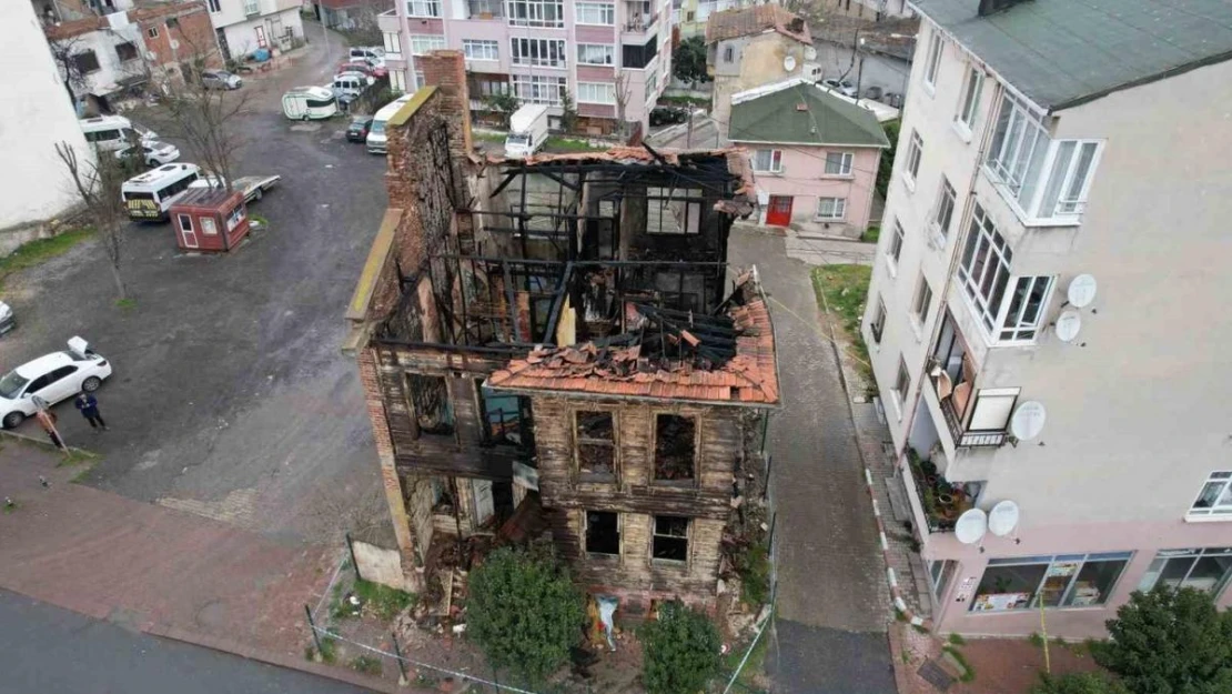 Büyükçekmece'de Rumlardan kalma 121 yıllık tarihi ahşap bina, kül oldu