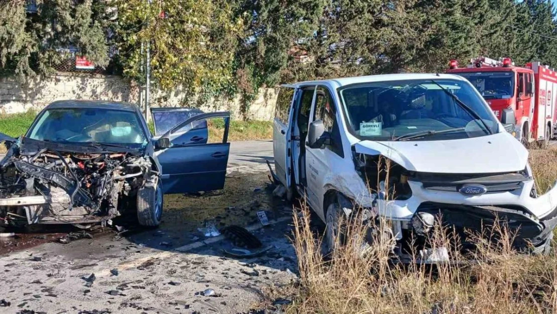 Büyükçekmece'de ters yönden hızla caddeye çıkan sürücü kazaya neden oldu: 2 yaralı