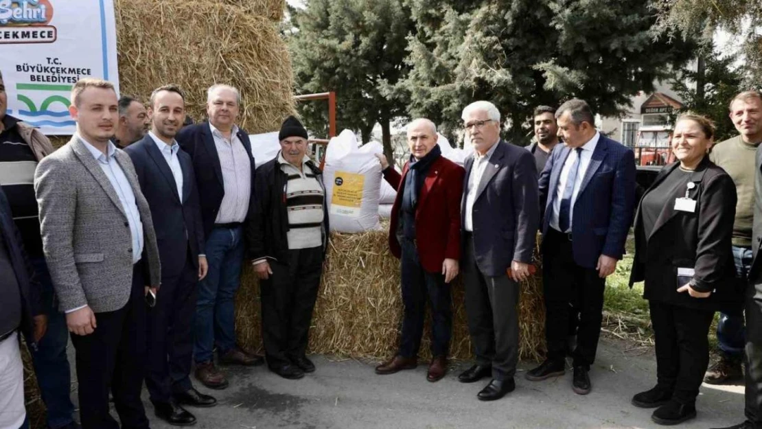 Büyükçekmeceli çiftçilere yem dağıtıldı