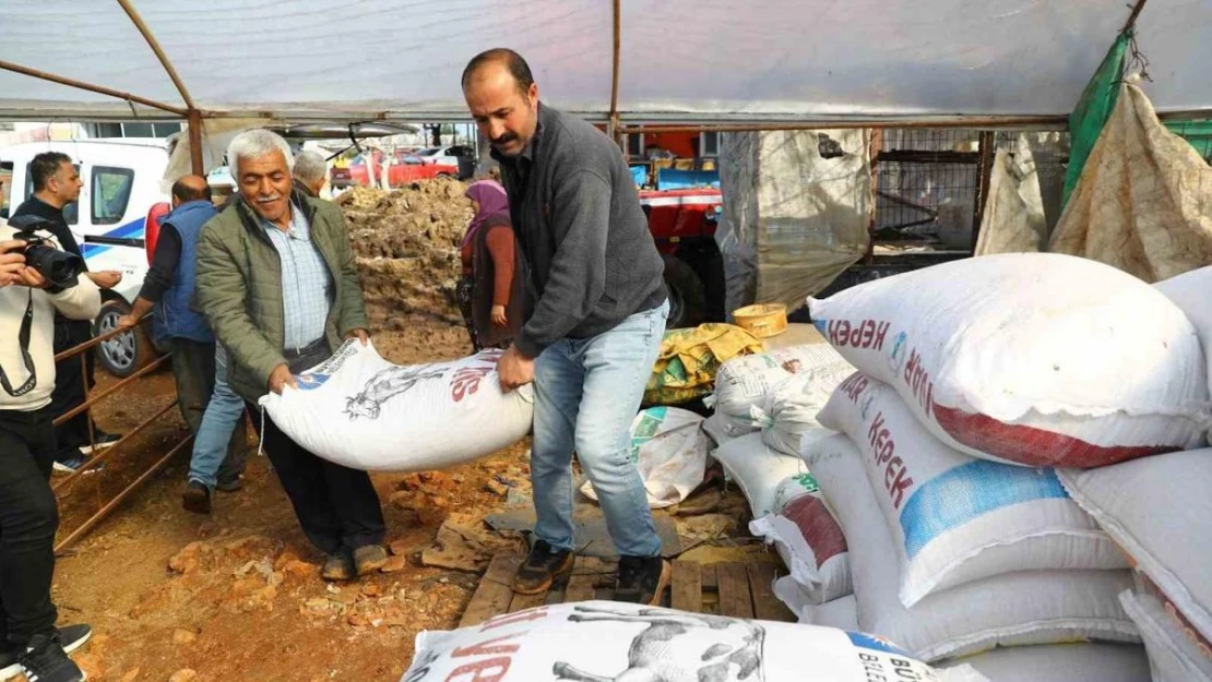 Büyükşehir 2 bin 403 personelle afetzedelere yardım ediyor