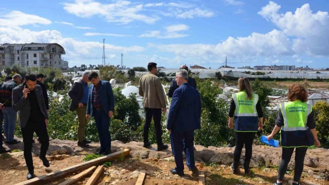 Büyükşehir Belediyesi, hortumdan etkilenen Alanyalı üreticilerin yaralarını sarıyor