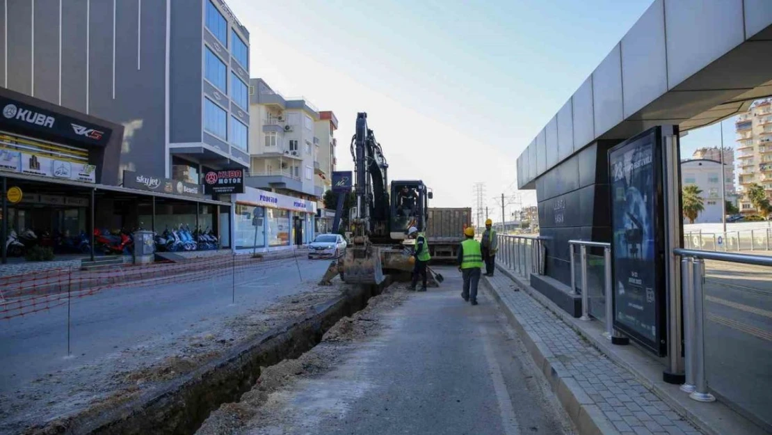 Büyükşehir Belediyesi Varsak'ta eski içme suyu hattını yeniliyor