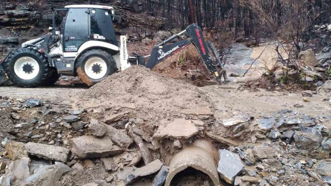 Büyükşehir ekipleri kapanan yolları açtı