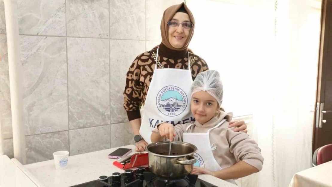 Büyükşehir KAYMEK'TEN 'Anne-Çocuk Mozaik Pasta Yapımı' etkinliği