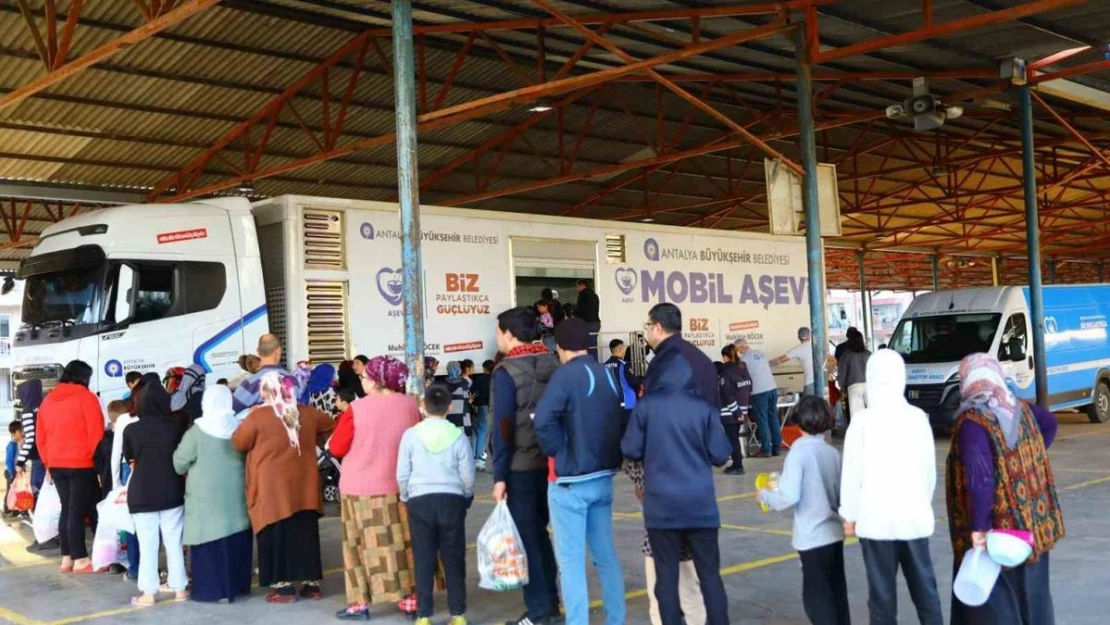 Büyükşehir Mobil Aşevi iftar öncesi sıcak yemek dağıtıyor