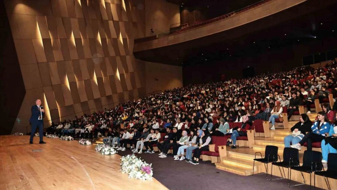 Büyükşehirle Gençlik Buluşmaları, Gri Koç'u ağırladı