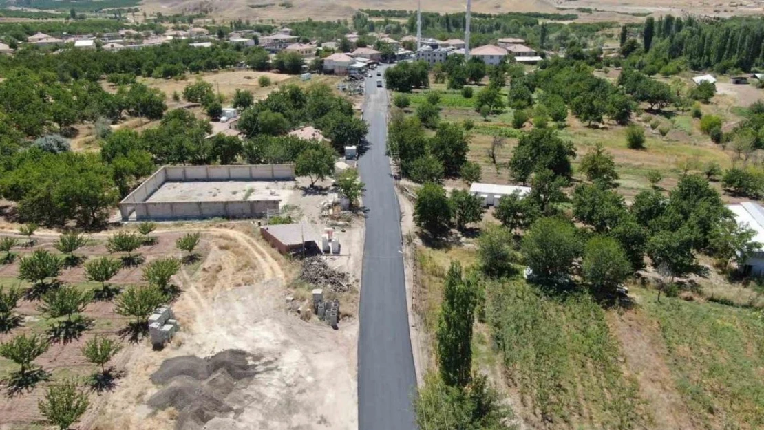 Büyükşehrin Akçadağ'daki yol çalışmaları sürüyor