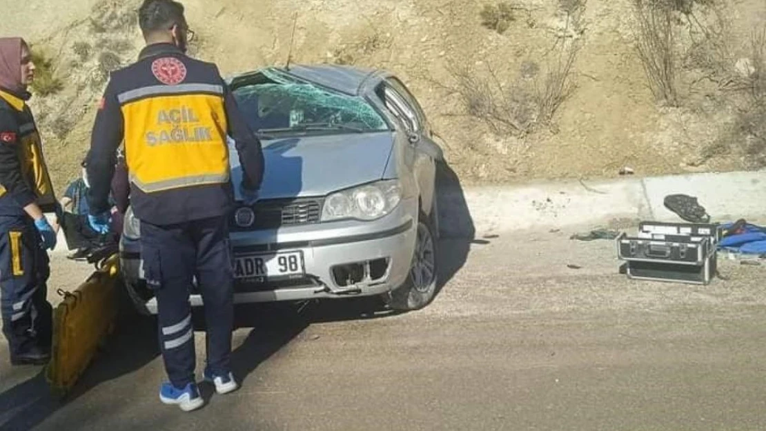 Buzlanma nedeniyle yoldan çıkan otomobil şarampole savruldu: 2 yaralı