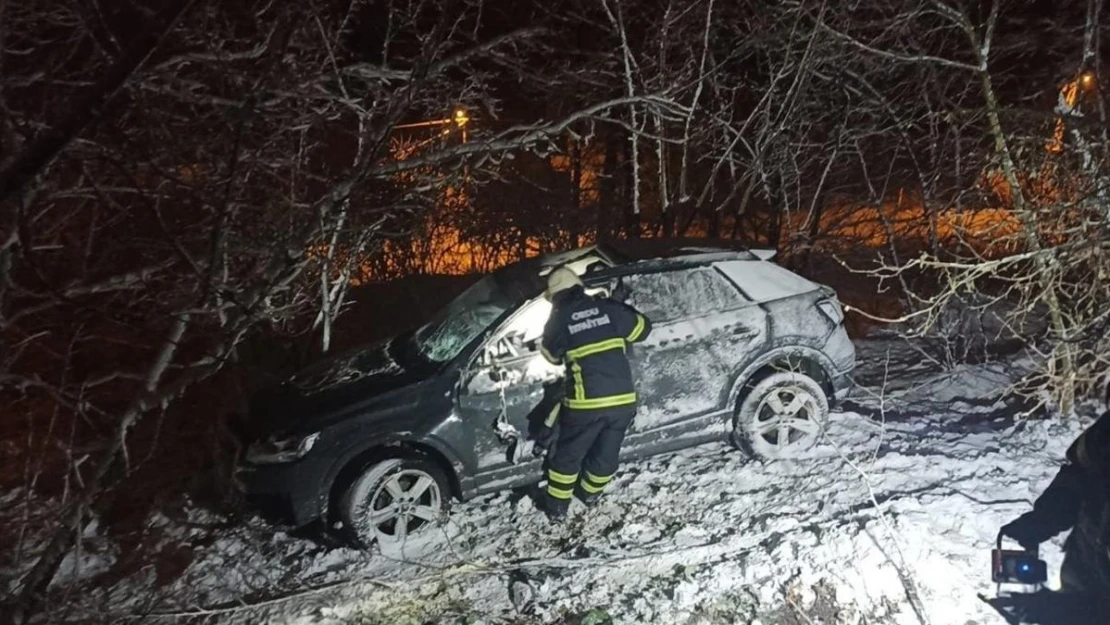 Buzlu yolda kontrolden çıkan otomobil şarampole uçtu: 1 ölü