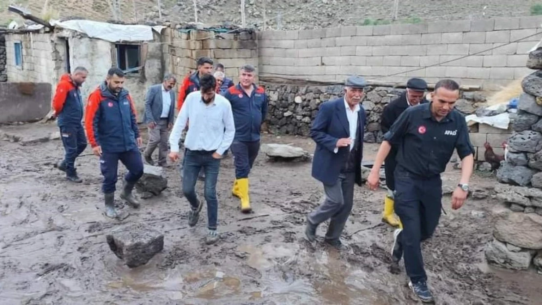 Çaldıran'da sağanak sele neden oldu