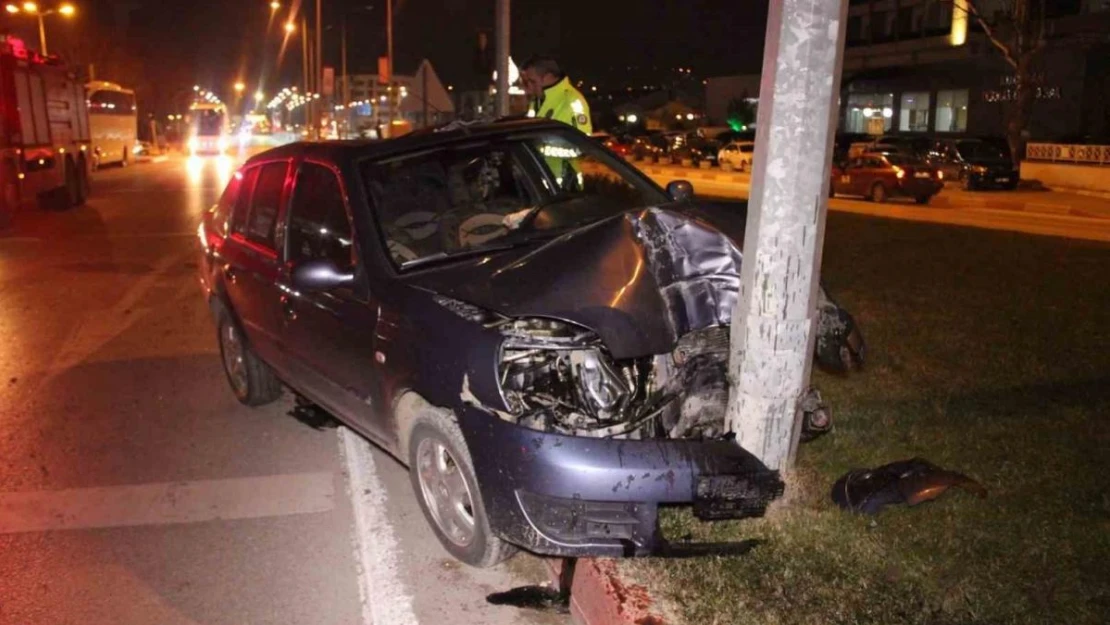 Çan'da elektrik diğerine çarpan otomobil sürücüsü yaralandı