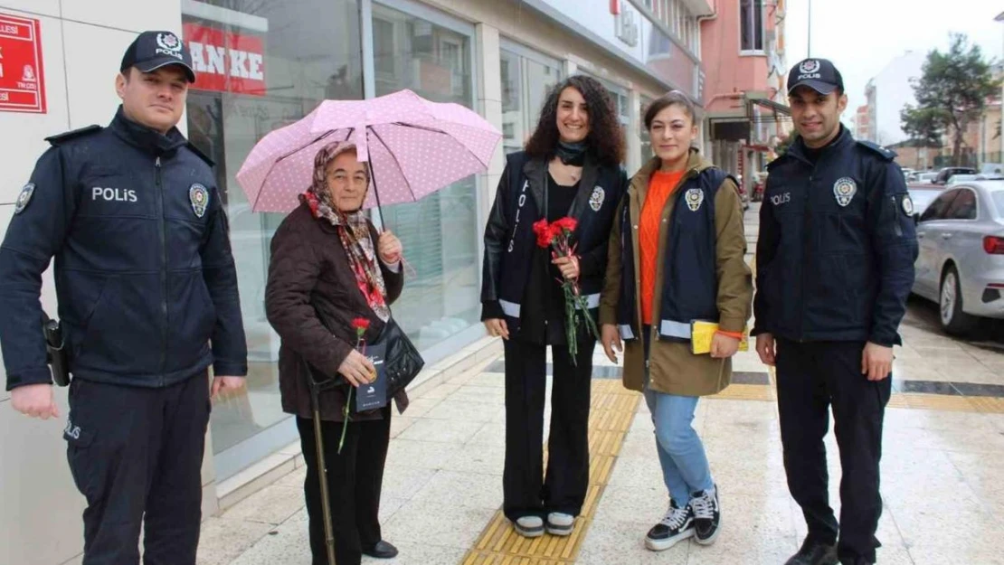 Çan Polisinden kadınlara karanfilli kutlama