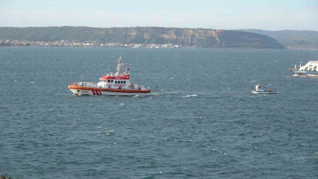 Çanakkale Boğazı'nda sürüklenen balıkçı teknesi, barınağa yanaştırıldı