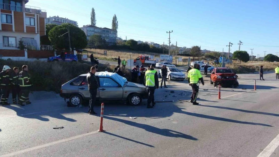 Çanakkale'de iki otomobil çarpıştı: 1 ölü, 1 yaralı