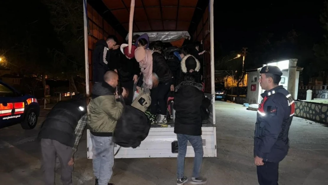 Çanakkale'de kamyonet içerisinde 41 kaçak göçmen yakalandı