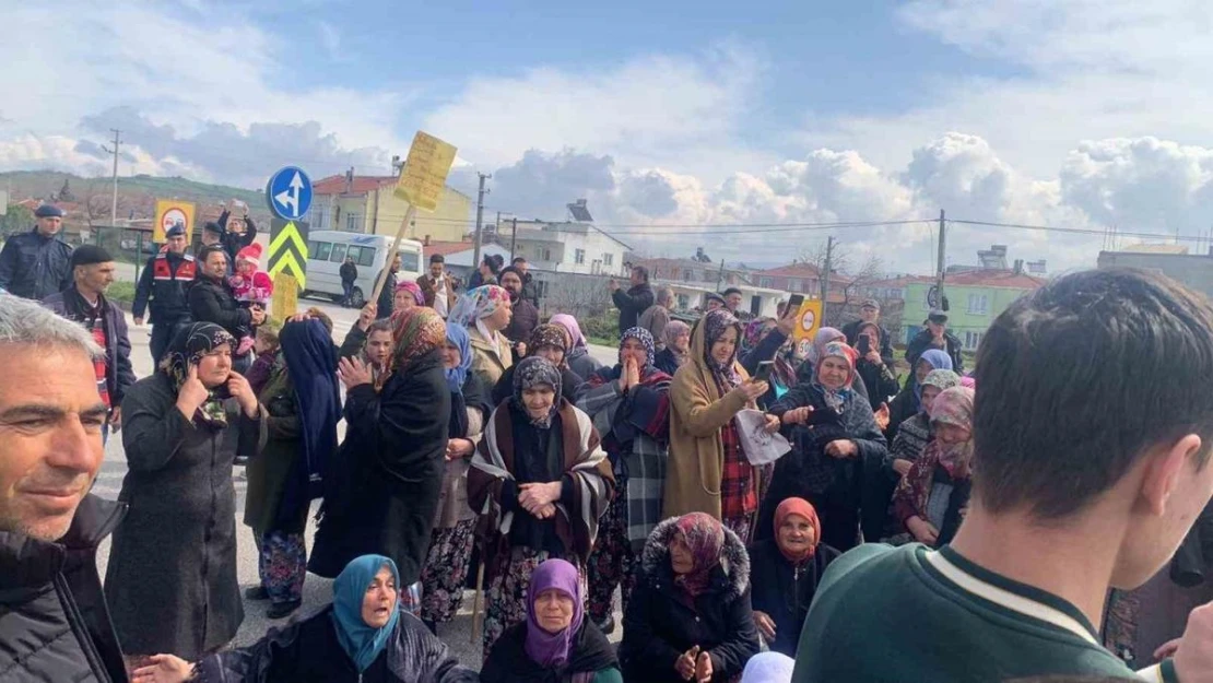 Çanakkale'de köylüler 1 kişinin öldüğü kazanın ardından yolu trafiğe kapattı