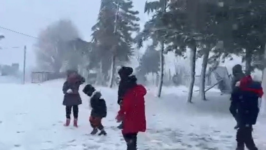 Çanakkale'de öğrencilerin kar sevinci