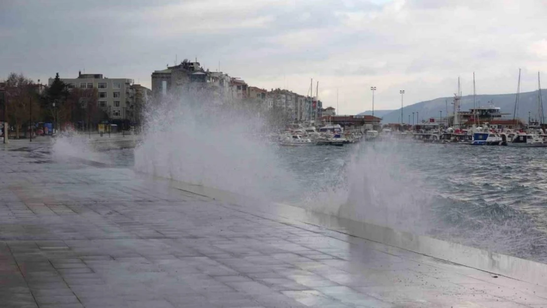 Çanakkale'de poyraz fırtınası nedeniyle oluşan dev dalgalar sahili dövdü