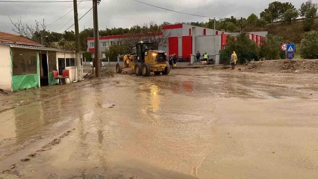 Çanakkale'de sağanak yağış nedeniyle Kalabaklı köy yolu trafiğe kapatıldı