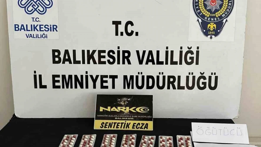 Çantasından 250'den fazla hap çıktı