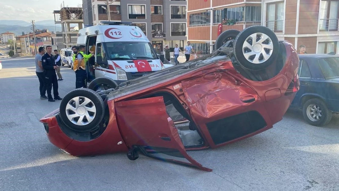 Çarpışan otomobillerden biri ters döndü: 2 yaralı