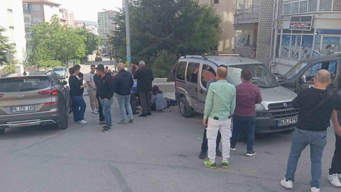 Çarpışan otomobillerin arasında kalarak yaralanan kadın kamerada