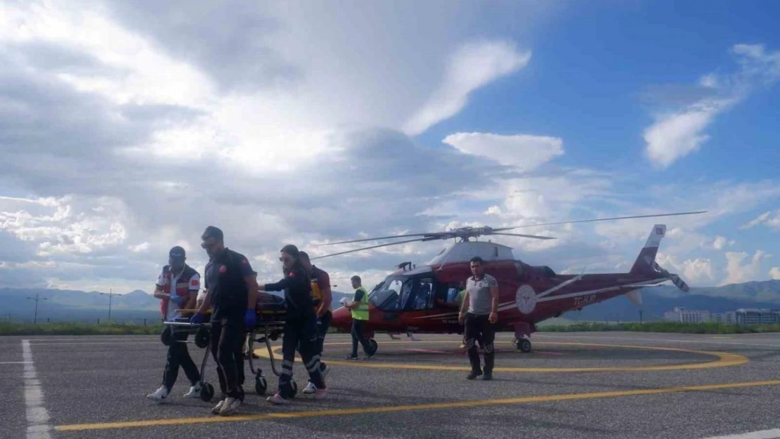 Çaşır toplarken kayalıklardan düşen kadın ambulans helikopterle hastaneye sevk edildi