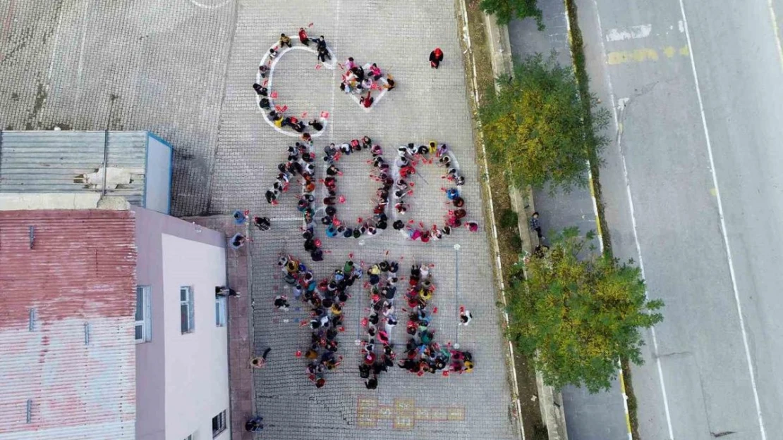 Çatak'ta Cumhuriyet'in 100. yıl koreografisi