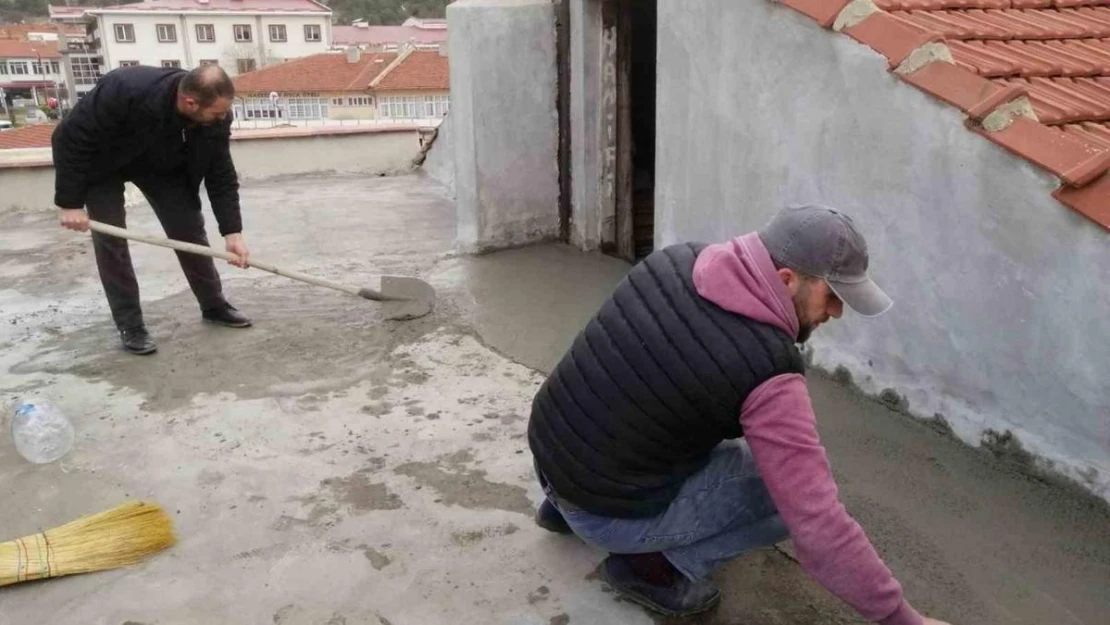 Çatı tadilatını imamlar yaptı