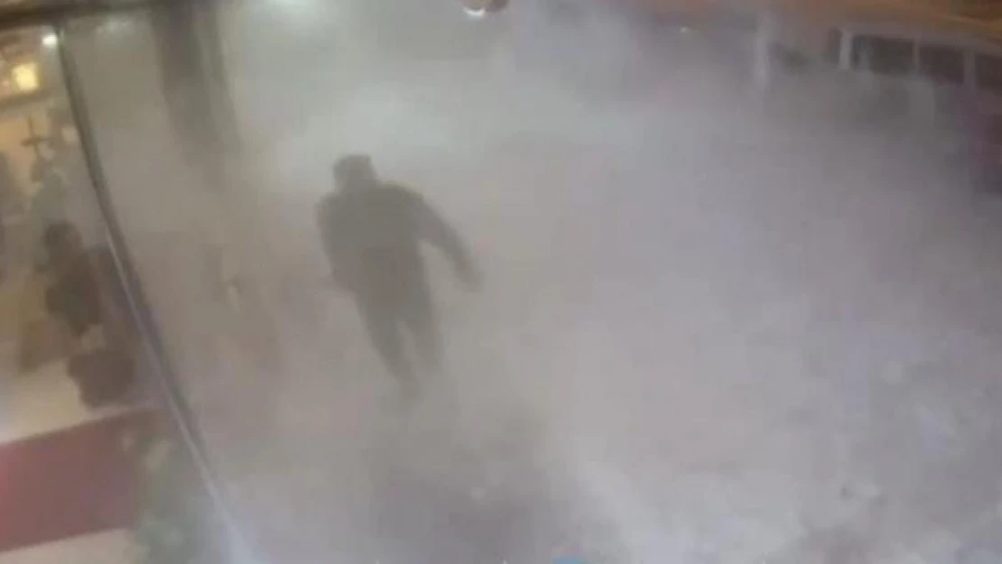 Çatıdan düşen karın altında kalmaktan son anda kurtuldu