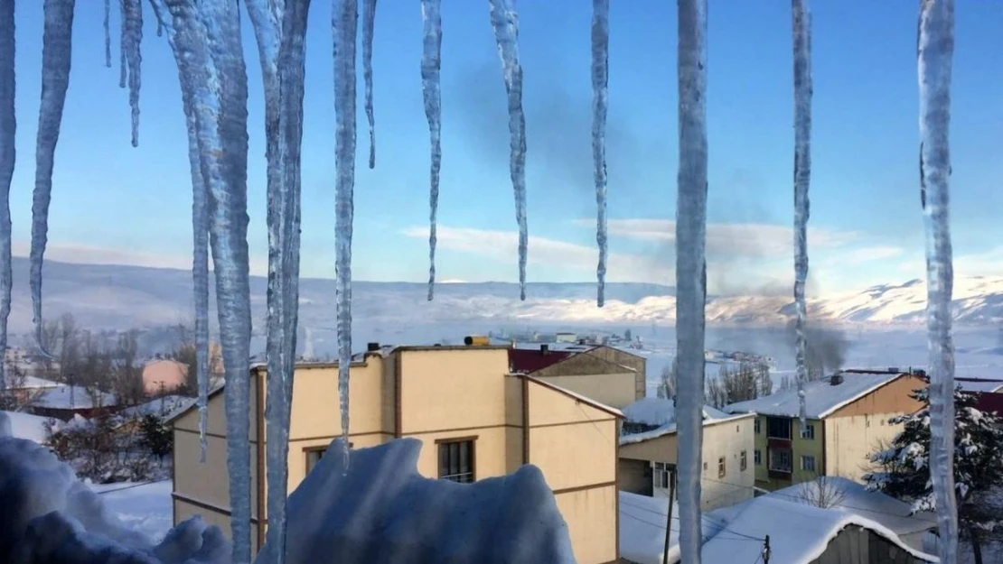 Çatılarda tehlike saçan buz kütleleri temizlendi