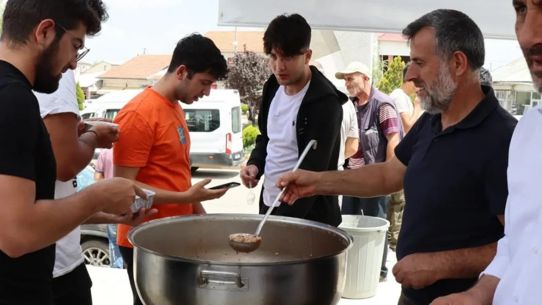 Çayırlı'da vatandaşlara aşure dağıtıldı