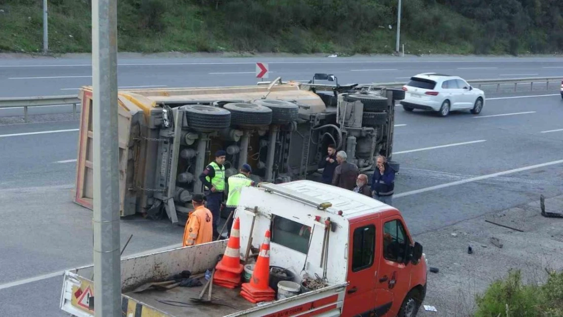 Çekmeköy'de hafriyat kamyonu devrildi: 2 yaralı