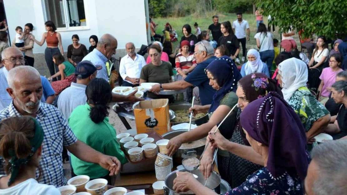 Çemişgezekte, vatandaşlara aşure dağıtıldı